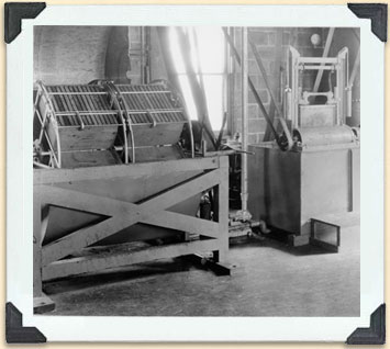Ce grand extracteur radiaire fonctionnait à l’aide d’une courroie, vers 1920. 