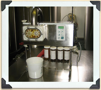 Remplissage de seaux à miel en plastique 