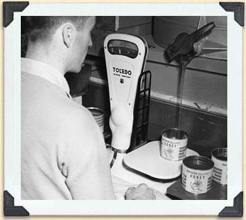 Les conserves de miel étaient remplies en fonction du poids, vers 1940. 