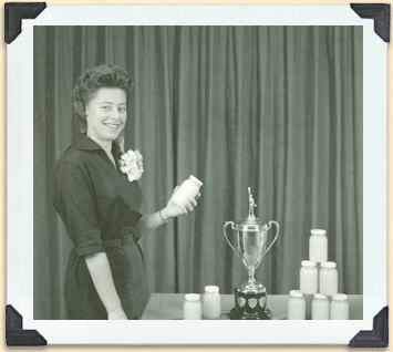 Présentoir de miel gagnant de la Saskatchewan, vers 1950 