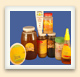 Le miel existe en de multiples saveurs, et il est mis dans des contenants qui en facilitent la consommation. 