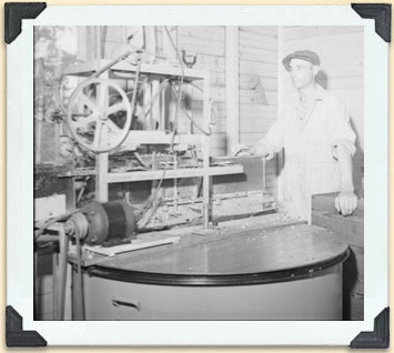 Chargement de cadres dans une machine à désoperculer automatique, vers 1920 