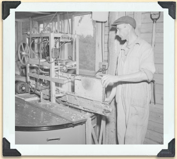 Datant des années 1920, ce désoperculateur motorisé placé sur un extracteur radial devait accélérer la première phase du processus d'extraction. 