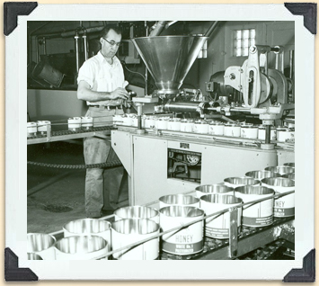 Ligne automatisée de remplissage de conserves de miel, Saskatchewan, vers 1950  