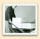 Les hausses pleines de miel pouvant peser jusqu'à 27 kg, les apiculteurs ont inventé des dispositifs pour les soulever Saskatchewan, vers 1960.  